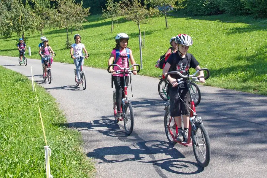 Kinder auf Trottinetts
