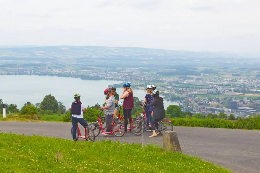 Gruppe geniesst Aussicht auf Zugersee
